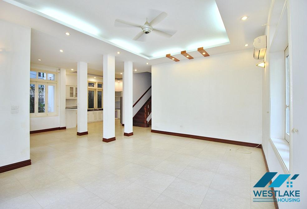 Cho Thuê Nhà 5 Phòng Ngủ, Sân Rộng Thoáng Sáng Tại Phố Tô Ngọc Vân, Tây Hồ, Hà Nội