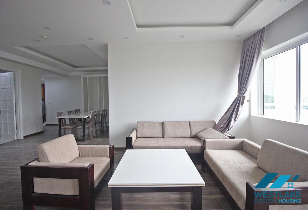 Cho thuê căn hộ 3 phòng ngủ tại tòa E4 Ciputra.