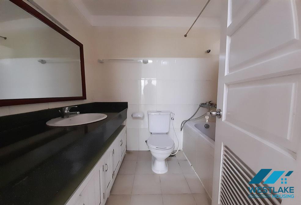 Cho thuê căn hộ 4 phòng ngủ rộng rãi, nội thất cơ bản tại tòa E, Ciputra