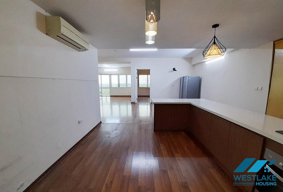 Cho thuê căn hộ 4 phòng ngủ rộng rãi, nội thất cơ bản tại tòa E, Ciputra