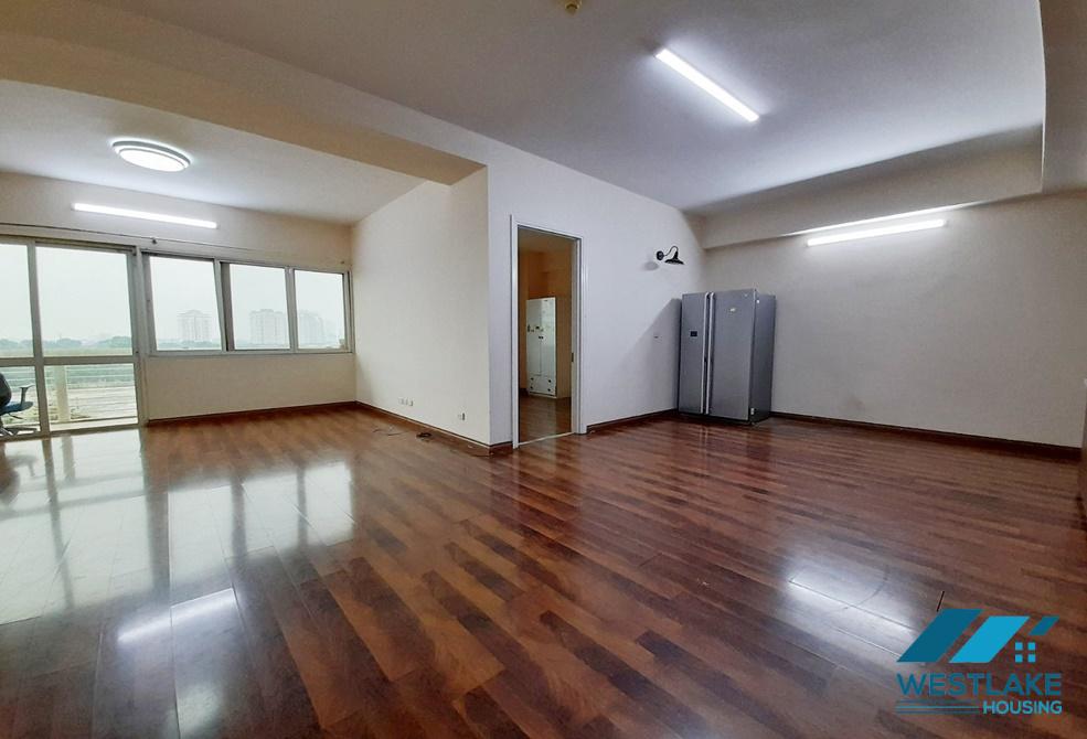 Cho thuê căn hộ 4 phòng ngủ rộng rãi, nội thất cơ bản tại tòa E, Ciputra
