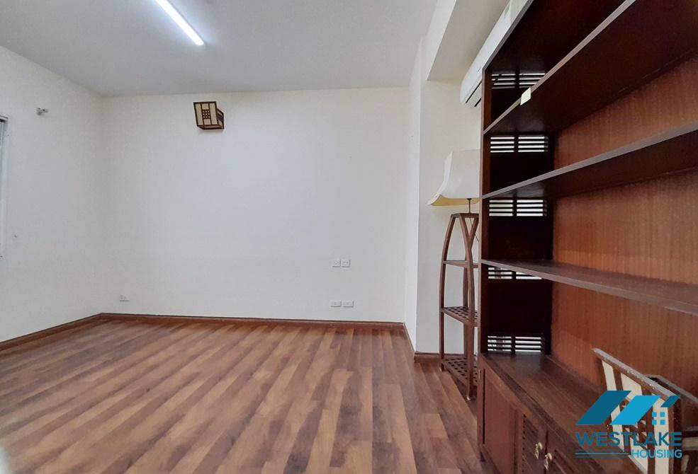 Cho thuê căn hộ 4 phòng ngủ rộng rãi, nội thất cơ bản tại tòa E, Ciputra
