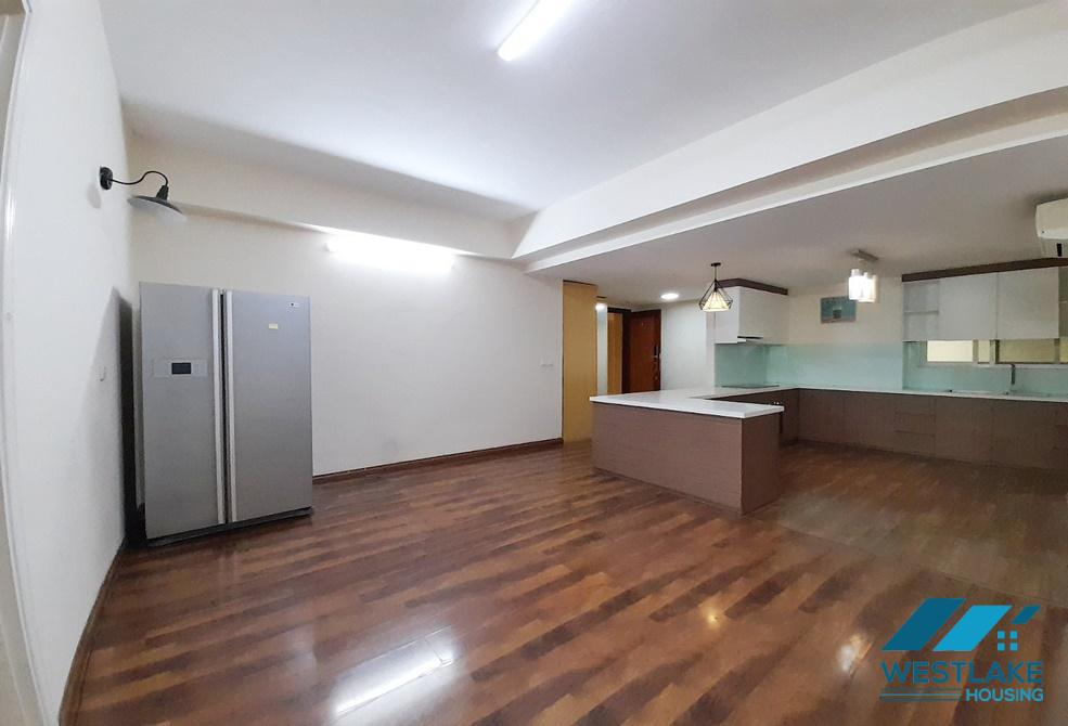 Cho thuê căn hộ 4 phòng ngủ rộng rãi, nội thất cơ bản tại tòa E, Ciputra