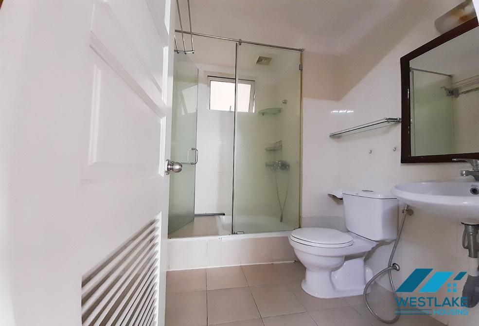 Cho thuê căn hộ 4 phòng ngủ rộng rãi, nội thất cơ bản tại tòa E, Ciputra
