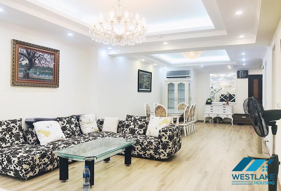 Cho thuê căn hộ 3 phòng ngủ sang trọng tại tòa E Ciputra.