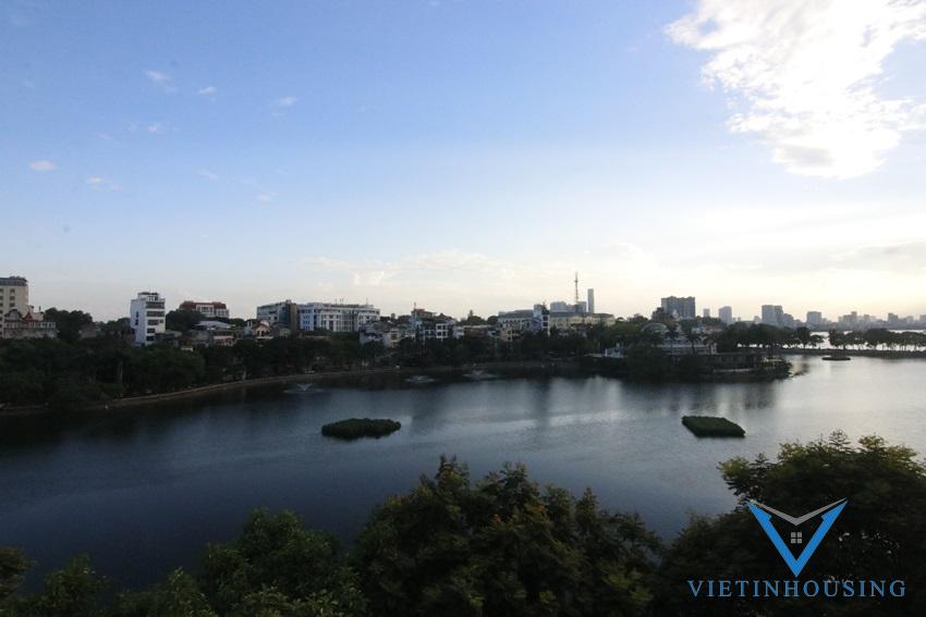 Cho thuê tòa nhà làm văn phòng , nhà hang ngay trên bờ hồ trúc bạch