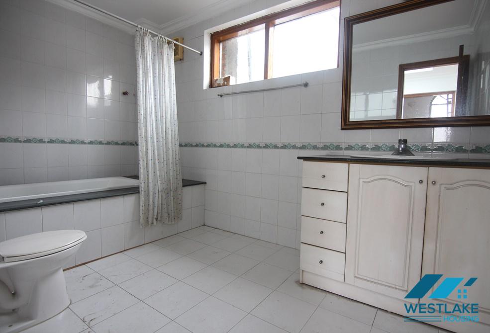 A 5 bedroom villa with big yard for rent in Xuan Dieu, Tay Ho, Ha Noi