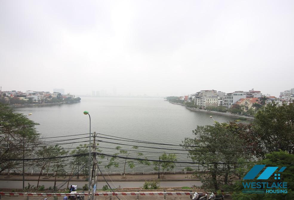A lake view 3 bedroom apartment for rent in Xuan Dieu, Tay Ho, Ha Noi