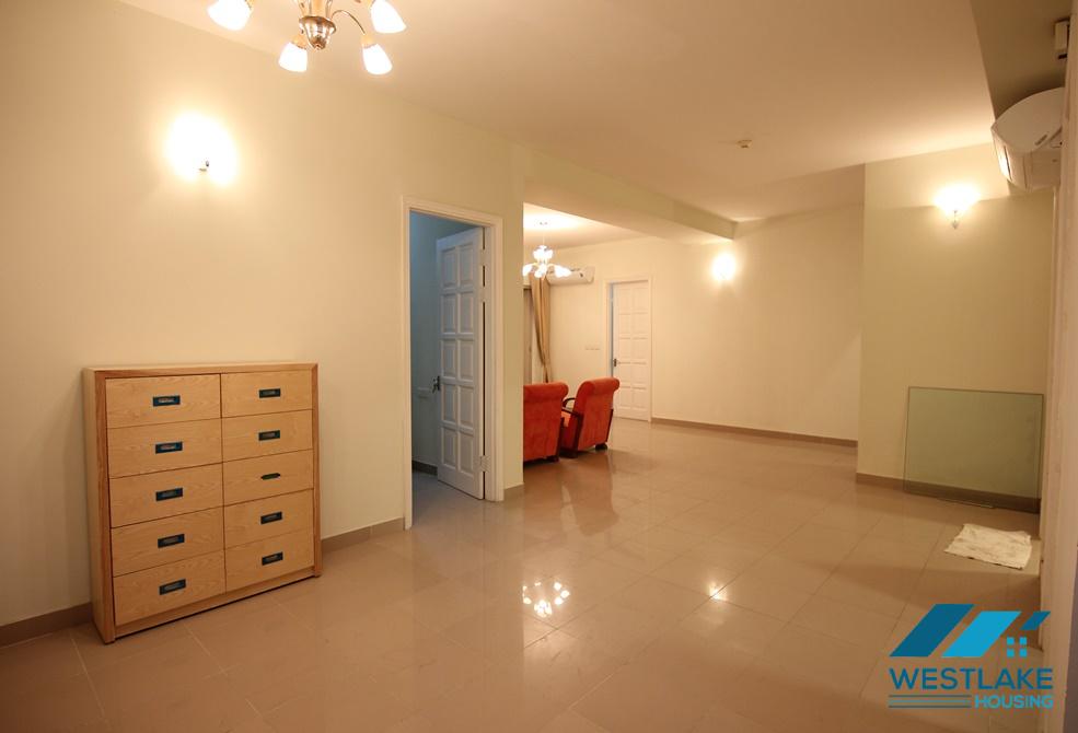 Cho thuê căn hộ 3 phòng ngủ diện tích lớn tại tòa E, Ciputra