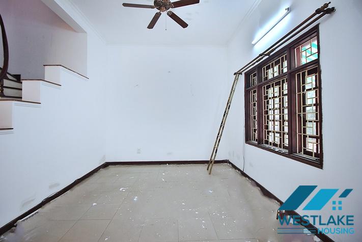 Cho Thuê Nhà 5 Phòng Ngủ, Sân Rộng Vừa Ơ Vừa Làm Văn Phòng Tại Lạc Long Quân, Tây Hồ, Hà Nội