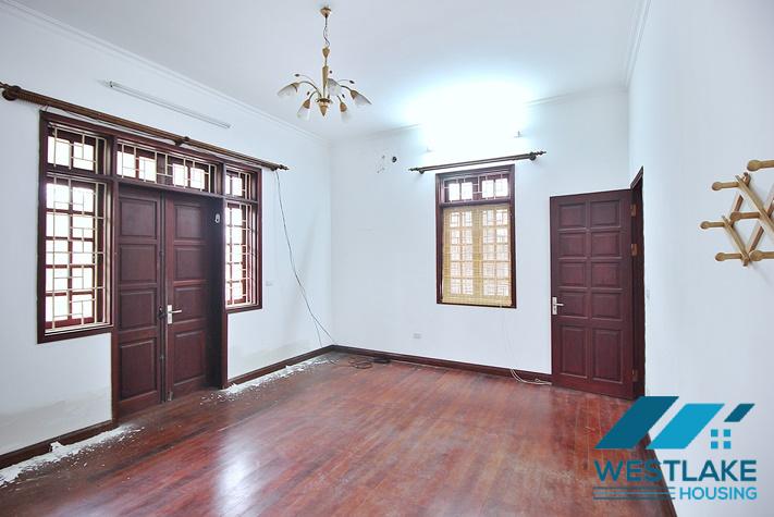 Cho Thuê Nhà 5 Phòng Ngủ, Sân Rộng Vừa Ơ Vừa Làm Văn Phòng Tại Lạc Long Quân, Tây Hồ, Hà Nội