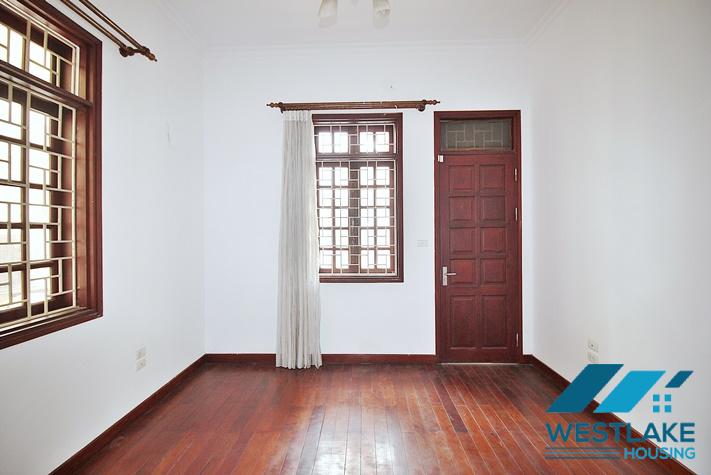 Cho Thuê Nhà 5 Phòng Ngủ, Sân Rộng Vừa Ơ Vừa Làm Văn Phòng Tại Lạc Long Quân, Tây Hồ, Hà Nội