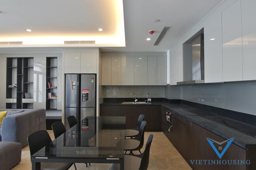 Căn hộ 3 phòng ngủ diện tích lớn toàn bộ view Hồ Tây cho thuê tại Sun Grand City 69B Thụy Khuê