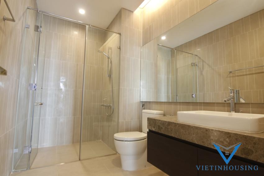 Căn hộ 3 phòng ngủ diện tích lớn toàn bộ view Hồ Tây cho thuê tại Sun Grand City 69B Thụy Khuê