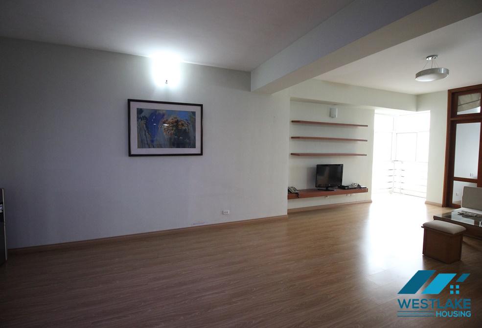 Cho thuê căn hộ 3 phòng ngủ đẹp tại tòa E, khu đô thị Ciputra, Hà Nội