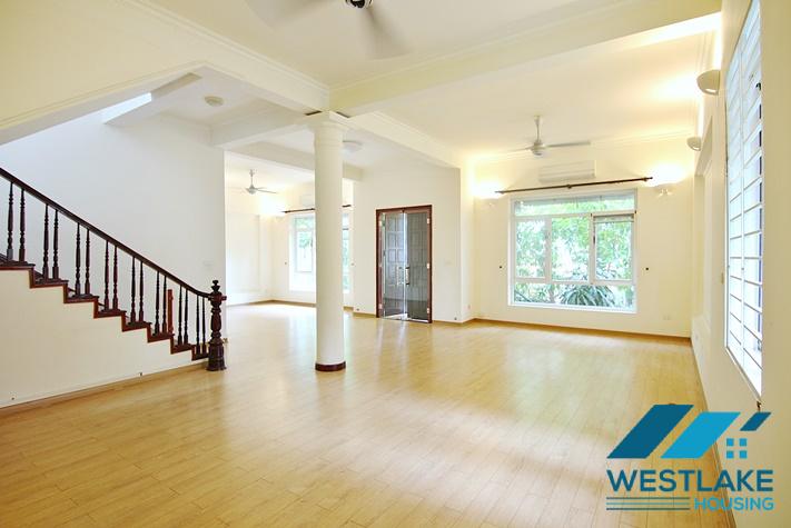 Cho Thuê Nhà 5 Phòng Ngủ Rộng Đẹp Có Hồ Bơi Tại Phố Tô Ngọc Vân, Tây Hồ, Hà Nội