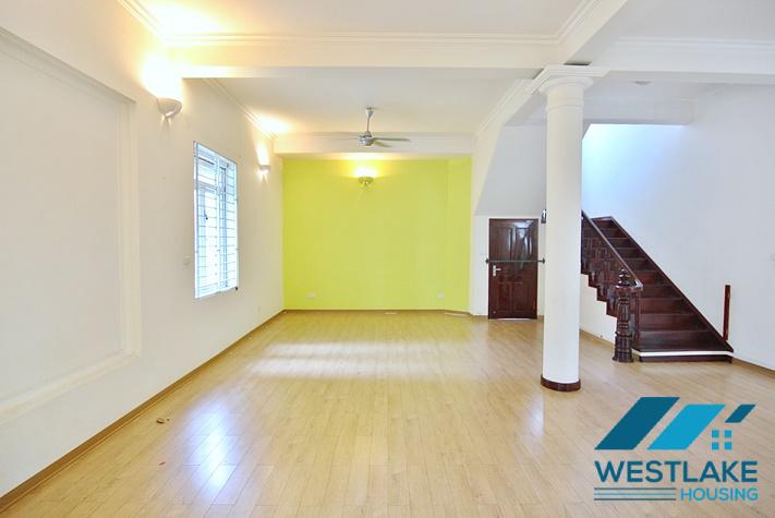 Cho Thuê Nhà 5 Phòng Ngủ Rộng Đẹp Có Hồ Bơi Tại Phố Tô Ngọc Vân, Tây Hồ, Hà Nội