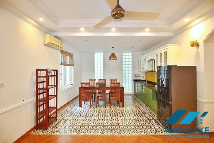 Cho Thuê Căn Hộ 3 Phòng Ngủ Rộng Đẹp, Mới Được Cài Tạo Lại Tại Phố Vũ Miên Tây Hồ, Hà Nội