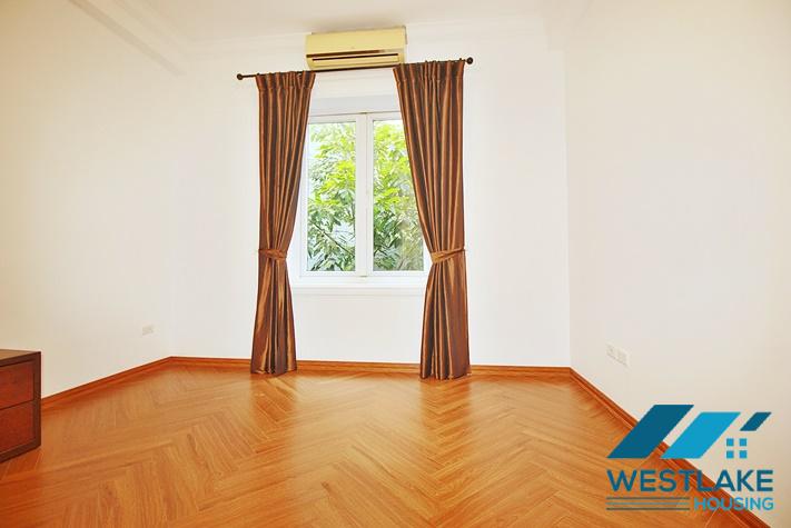 Cho Thuê Căn Hộ 3 Phòng Ngủ Rộng Đẹp, Mới Được Cài Tạo Lại Tại Phố Vũ Miên Tây Hồ, Hà Nội