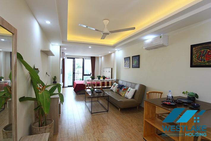 Cho Thuê Căn Hộ Studio Rộng Đẹp, Ban Công Thoáng Sáng Trên phố Âu Cơ, Tây Hồ, Hà Nội