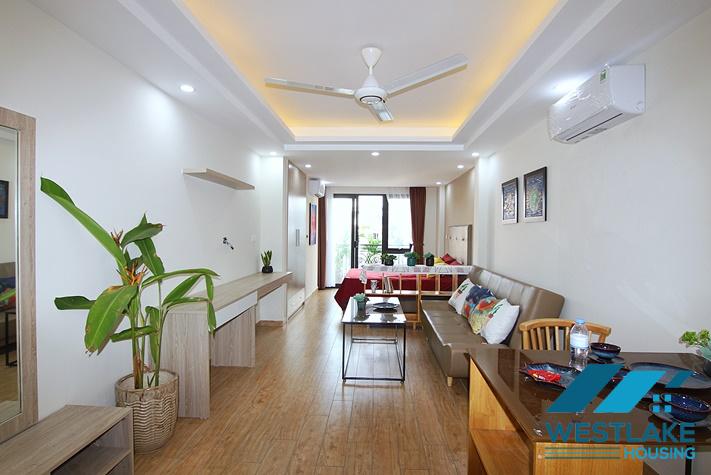 Cho Thuê Căn Hộ Studio Rộng Đẹp, Ban Công Thoáng Sáng Trên phố Âu Cơ, Tây Hồ, Hà Nội