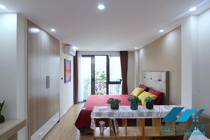 Cho Thuê Căn Hộ Studio Rộng Đẹp, Ban Công Thoáng Sáng Trên phố Âu Cơ, Tây Hồ, Hà Nội