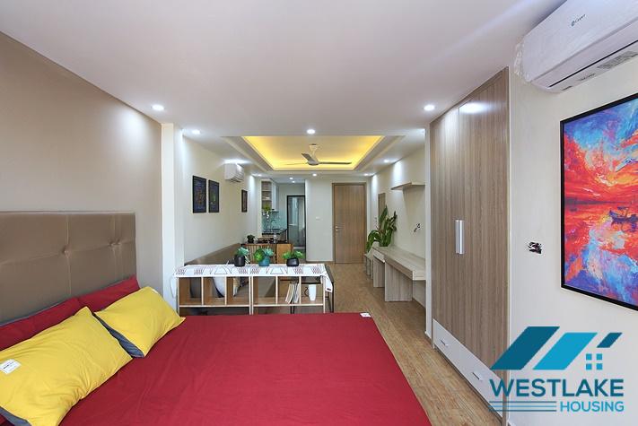 Cho Thuê Căn Hộ Studio Rộng Đẹp, Ban Công Thoáng Sáng Trên phố Âu Cơ, Tây Hồ, Hà Nội