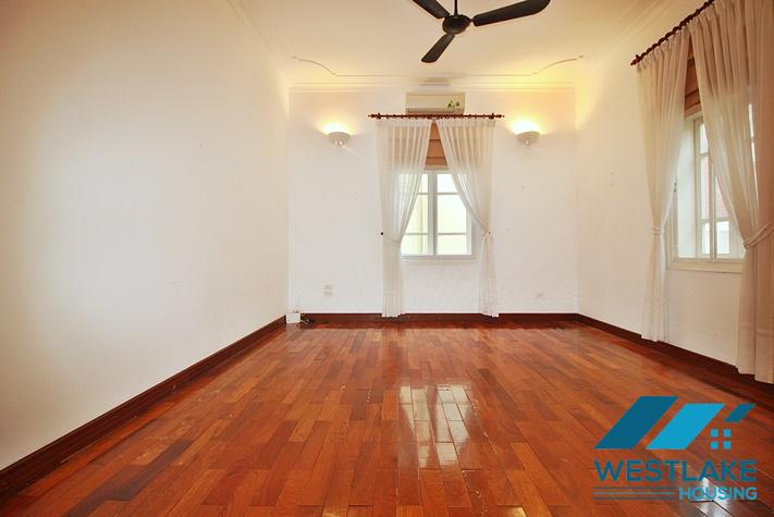 Cho Thuê Nhà 5 Phòng Ngủ Rông Thoáng Tại Đường Tô Ngọc Vân, Tây Hồ, Hà Nội.