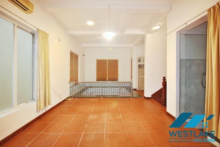 Cho Thuê Nhà 5 Phòng Ngủ Rông Thoáng Tại Đường Tô Ngọc Vân, Tây Hồ, Hà Nội.