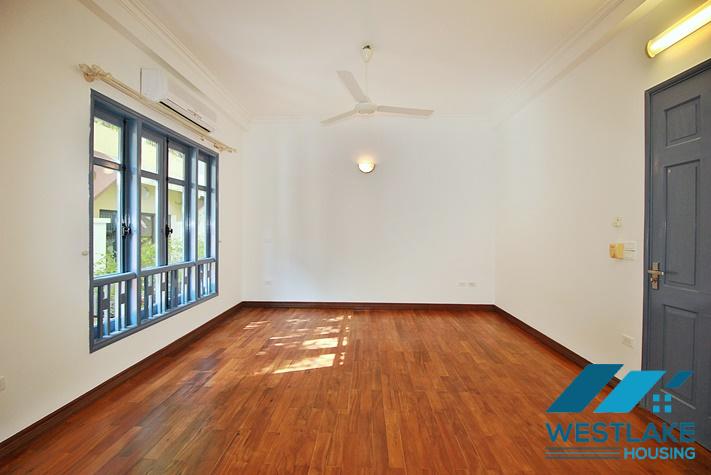 Cho Thuê Nhà 4 Phòng Ngủ Ven Hồ Phố Quảng Khánh Tây Hồ, Hà Nội Với View Hồ Tuyệt Đẹp.