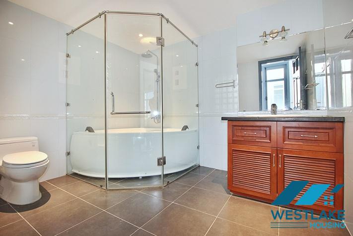 Cho Thuê Nhà 4 Phòng Ngủ Ven Hồ Phố Quảng Khánh Tây Hồ, Hà Nội Với View Hồ Tuyệt Đẹp.