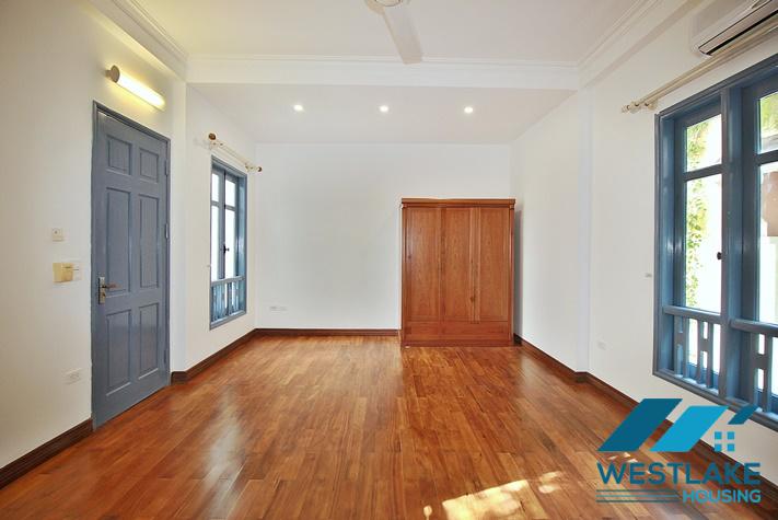 Cho Thuê Nhà 4 Phòng Ngủ Ven Hồ Phố Quảng Khánh Tây Hồ, Hà Nội Với View Hồ Tuyệt Đẹp.