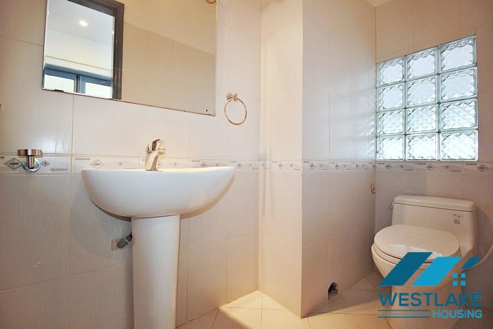 Cho Thuê Nhà 4 Phòng Ngủ Ven Hồ Phố Quảng Khánh Tây Hồ, Hà Nội Với View Hồ Tuyệt Đẹp.