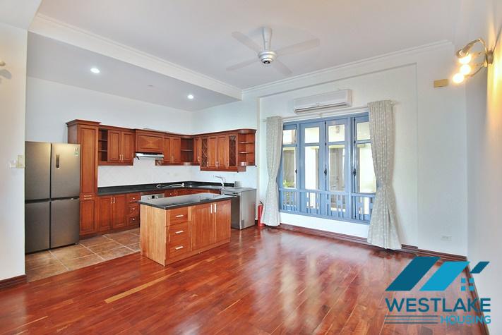 Cho Thuê Nhà 4 Phòng Ngủ Ven Hồ Phố Quảng Khánh Tây Hồ, Hà Nội Với View Hồ Tuyệt Đẹp.