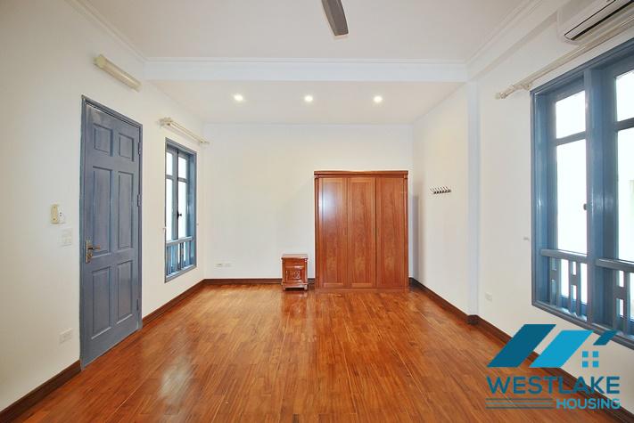 Cho Thuê Nhà 4 Phòng Ngủ Ven Hồ Phố Quảng Khánh Tây Hồ, Hà Nội Với View Hồ Tuyệt Đẹp.