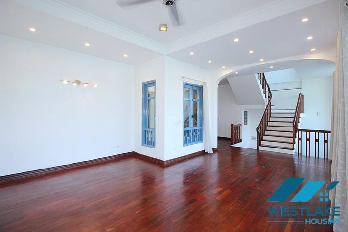 Cho Thuê Nhà 4 Phòng Ngủ Ven Hồ Phố Quảng Khánh Tây Hồ, Hà Nội Với View Hồ Tuyệt Đẹp.