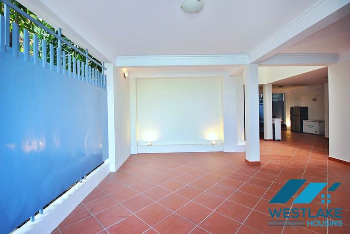 Cho Thuê Nhà 4 Phòng Ngủ Ven Hồ Phố Quảng Khánh Tây Hồ, Hà Nội Với View Hồ Tuyệt Đẹp.