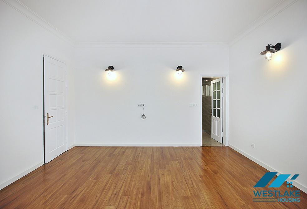 Lake view unfurnished house for rent in Tay Ho, Ha Noi Lake view unfurnished house for rent in Tay Ho, Ha Noi