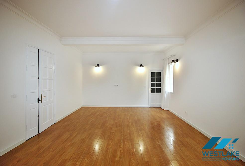 Lake view unfurnished house for rent in Tay Ho, Ha Noi Lake view unfurnished house for rent in Tay Ho, Ha Noi