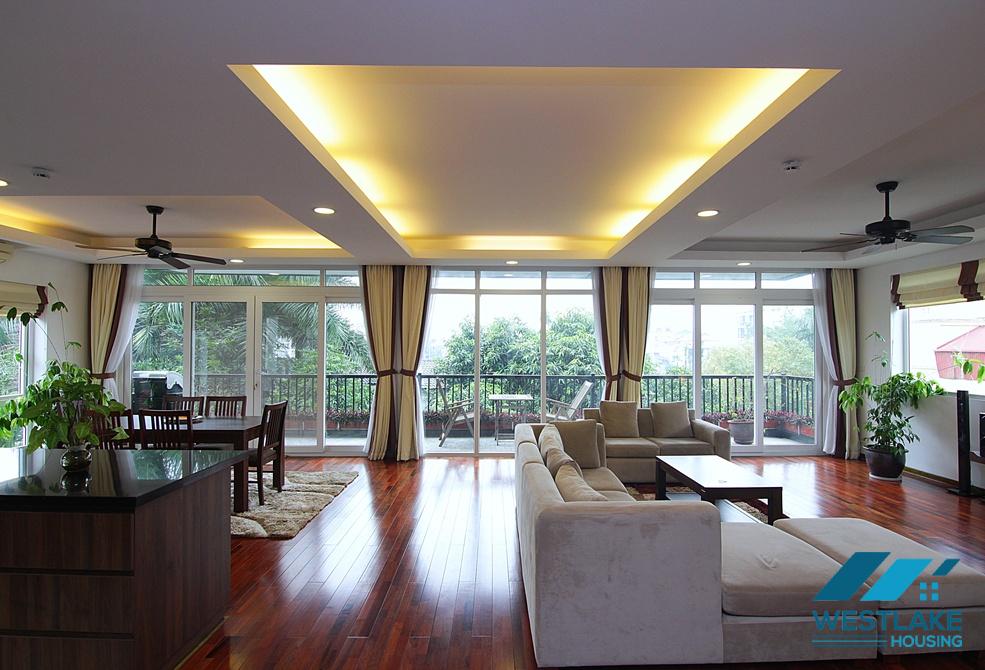  Spectacular 04 bedrooms apartment in Tay Ho, Ha Noi for rent. 