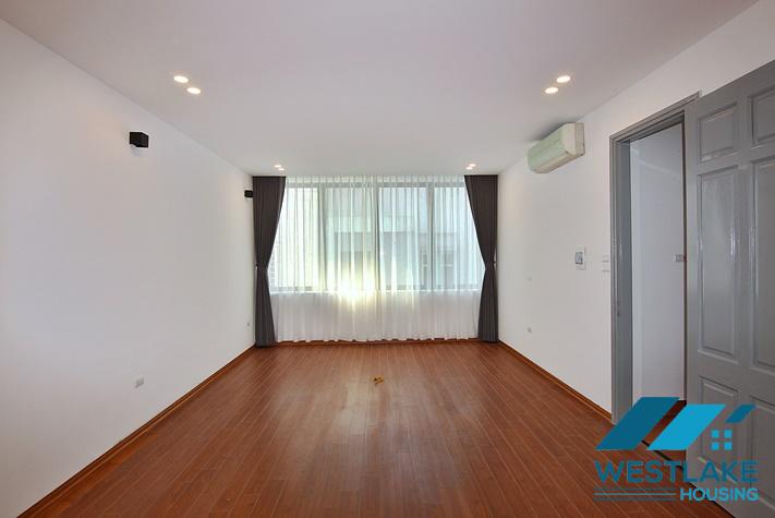 Cho Thuê Nhà 8 Phòng Ngủ Rộng Thoáng Sáng Tại Âu Cơ, Tây Hồ, Hà Nội.