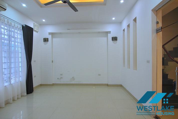 Cho Thuê Nhà 8 Phòng Ngủ Rộng Thoáng Sáng Tại Âu Cơ, Tây Hồ, Hà Nội.