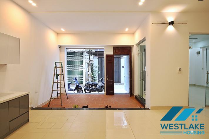 Cho Thuê Nhà 8 Phòng Ngủ Rộng Thoáng Sáng Tại Âu Cơ, Tây Hồ, Hà Nội.