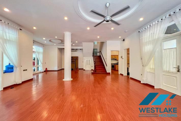 Cho Thuê Biệt Thự 5 Phòng Ngủ Đẹp Có Hồ Bơi Và Sân Vườn Rộng Tại Tây Hồ, Hà Nội.