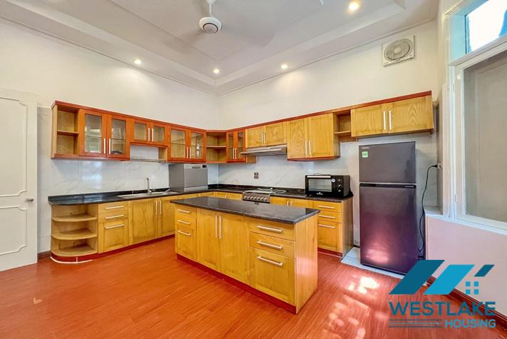 Cho Thuê Biệt Thự 5 Phòng Ngủ Đẹp Có Hồ Bơi Và Sân Vườn Rộng Tại Tây Hồ, Hà Nội.