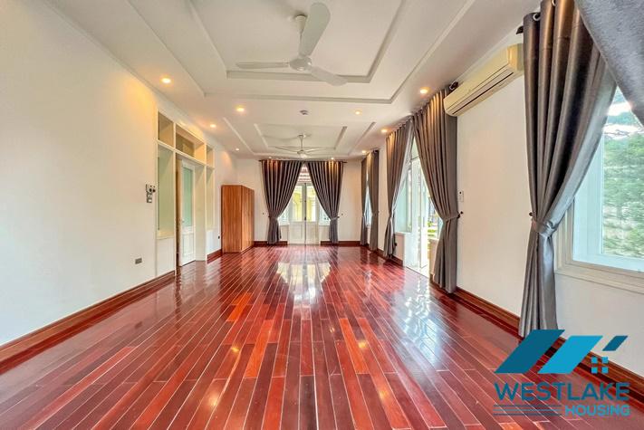 Cho Thuê Biệt Thự 5 Phòng Ngủ Đẹp Có Hồ Bơi Và Sân Vườn Rộng Tại Tây Hồ, Hà Nội.