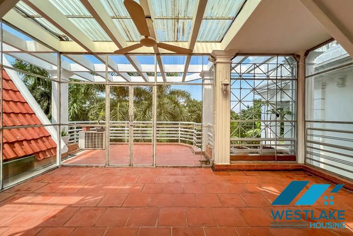 Cho Thuê Biệt Thự 5 Phòng Ngủ Đẹp Có Hồ Bơi Và Sân Vườn Rộng Tại Tây Hồ, Hà Nội.