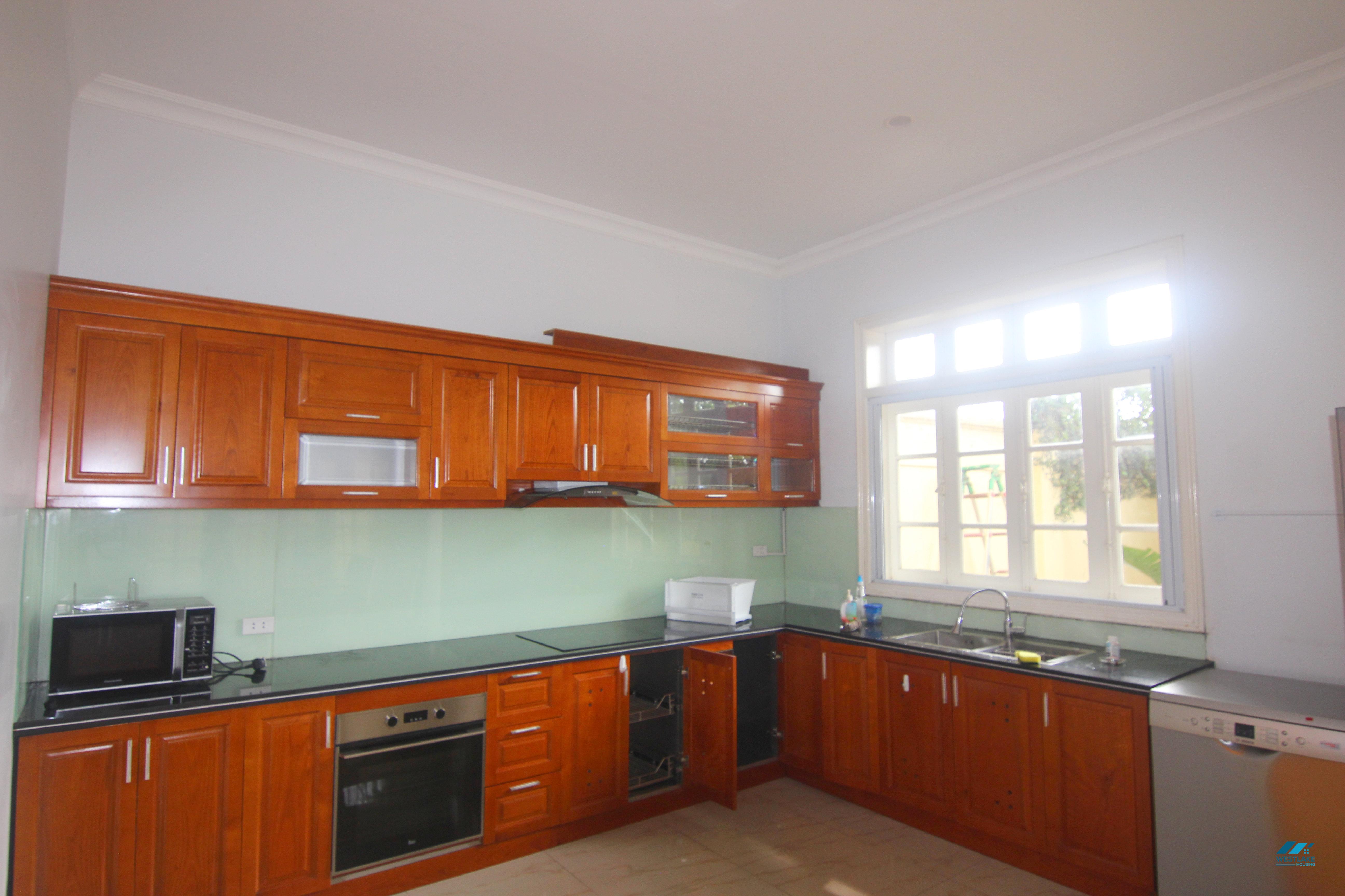 Cho thuê nhà tại Ciputra, Tây Hồ – Vị trí đẹp, gần sân chơi trẻ em