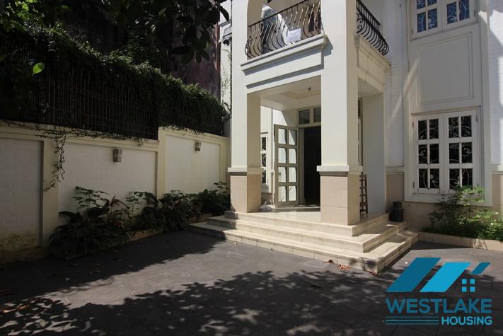 Cho Thuê Nhà 4 Phòng Ngủ Mới Đẹp, Hiện Đại, Ban Công Sân Rộng Thoáng Mát  Tại Tây Hồ, Hà Nội.