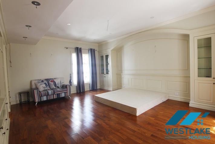 Cho Thuê Nhà 4 Phòng Ngủ Mới Đẹp, Hiện Đại, Ban Công Sân Rộng Thoáng Mát  Tại Tây Hồ, Hà Nội.